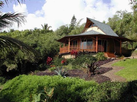 Constructed of bamboo, this Hawaiian bungalow embraces the native culture of the islands. Bamboo Living Homes are the sole approved and certified bamboo abodes. Octogan House, Tropical Permaculture, Hybrid Architecture, Nipa Hut, Bamboo Houses, Octagon House, Bamboo Building, Philippine Houses, Bahay Kubo