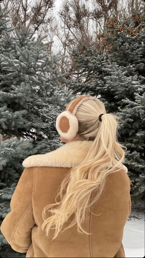 Earmuffs Outfit, Fluffy Earmuffs, Ugg Earmuffs, Cozy Snow, Seasons Photography, Sheepskin Gloves, Leather Gloves Women, Aesthetic Cozy, Classy Winter Outfits