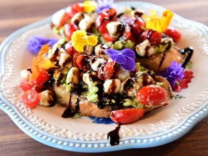 Caprese Avocado Toast, Caprese Avocado, Avocado Toast Recipe, Easy Eat, Pioneer Woman Recipes, Ree Drummond, Avocado Recipes, Toast Recipes, Pioneer Woman