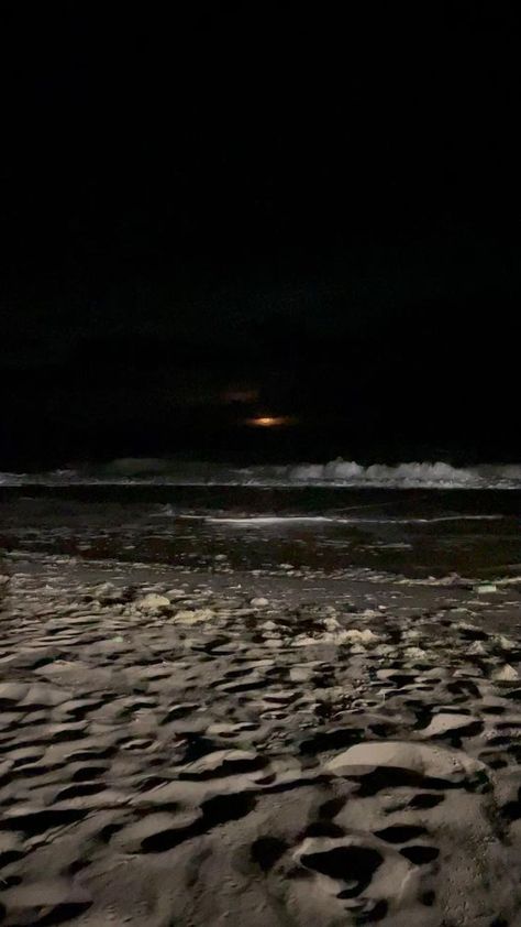 Ocean At Night, Beach Video, Black Wallpaper Iphone Dark, Beautiful Arabian Horses, Beach At Night, Beach Night, Dark Nature Aesthetic, Night Scenery, Amazing Nature Photos