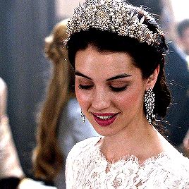 Mary Stuart Reign, Reign Gif, Adelaide Kane Gif, Reign Cast, Emma. 2020, Anastasia Musical, Reign Mary, Reign Fashion, Reign Dresses