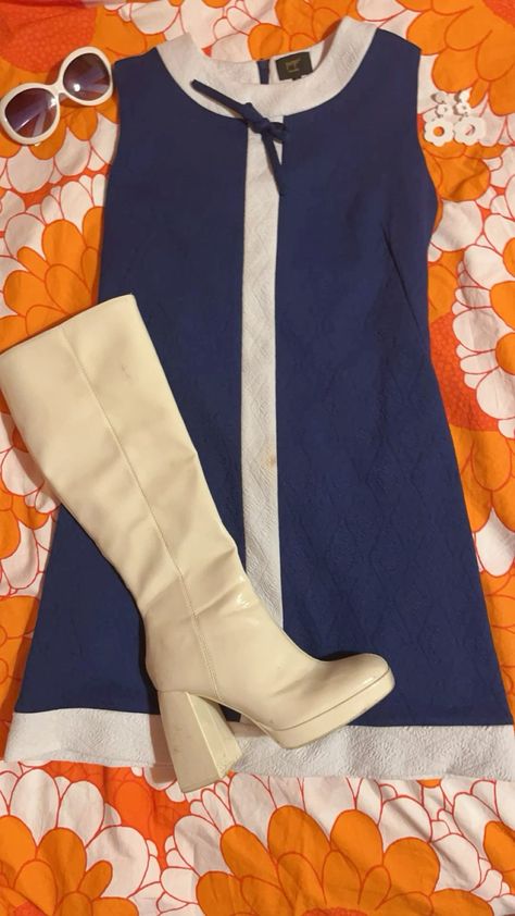 Go Go Boots 60s, 1960s Fashion Gogo Boots, 70s Mini Dress Outfit, Mod Look 1960s, Mid 1960s Fashion, 70s Outfits With Gogo Boots, 1960 Mini Dress, Classy 60s Outfits, 60s Mod Mini Dress