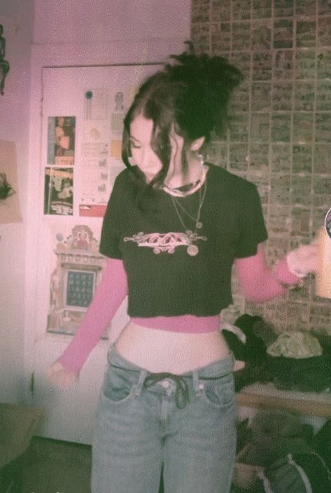 2000s grunge aesthetic credit: london!!! 2000s Grunge Aesthetic, Punk Aesthetic Outfit, Grunge Girl Aesthetic, 2000s Punk, 2000s Grunge, Goth Gifts, Grunge Fits, Look Grunge, 2000s Girl