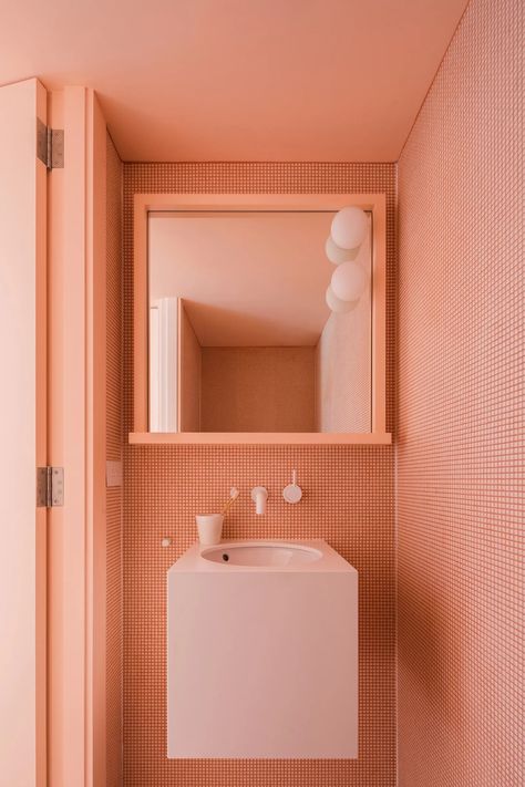 Color Drenching: Everything You Need to Know About This Monochromatic Trend | Architectural Digest Bathroom Color Drenching, Color Drenching Bathroom, Color Drenching Interiors, Color Drenching, Monochromatic Bathroom, Wc Decoration, 1930s Bungalow, Fold Down Beds, Monochrome Bathroom