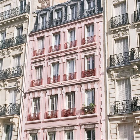 An old pink building in Paris 🇫🇷 Saved By His Grace, Pictures Of Food, By His Grace, Paris Dream, Baby Pink Aesthetic, Pink Aura, Paris Aesthetic, Malibu Barbie, Pink Girly Things