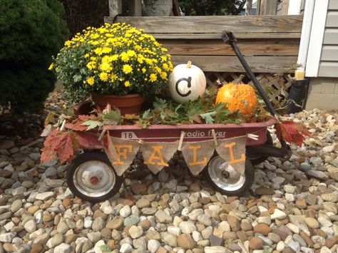 Fall Red Wagon Display, Old Red Wagon Ideas Yards, Unique Planters Ideas, Wagon Fall Decor Ideas, Red Wagon Fall Decor, Radio Flyer Wagon Ideas Front Porches, Fall Wagon Display, Wagon Fall Decor, Red Wagon Decor