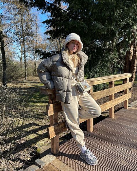 Sonia Lyson on Instagram: “March 2021 - still wearing sweats, still going for daily walks 🥲🥴😅” Bucket Hat Outfit Winter Street Styles, White Bucket Hat Outfit Winter, Winter Bucket Hat Outfit, Bucket Hat Winter Outfit, Cute Bucket Hat Outfits, Fuzzy Bucket Hat Outfit, Bucket Hat Outfit Winter, White Bucket Hat Outfit, Cute Puffer Jacket