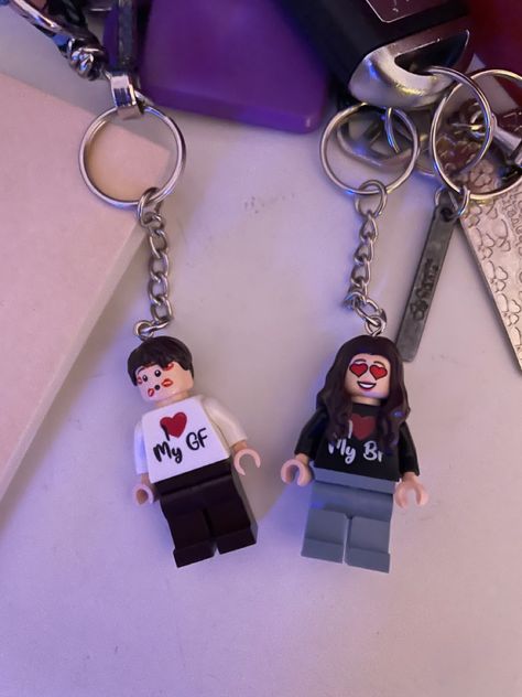 Lego Couple Keychain, Cute Couple Crafts, Kitty Y Spiderman, Lego Couple, Hello Kitty Couple, Kitty Couple, Cute Date Ideas, Teenage Love, Bf Gifts