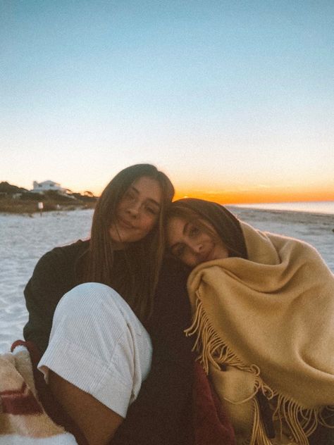 Ocean Pictures With Friends, Best Friends At The Beach Aesthetic, Bestie Beach Pics Picture Ideas, Beach Poses Instagram Friends, Sunrise Beach Aesthetic Friends, Best Friend Beach Aesthetic, Beach Pictures Besties, Poses For 2 Friends Beach, Sunrise At The Beach Pictures