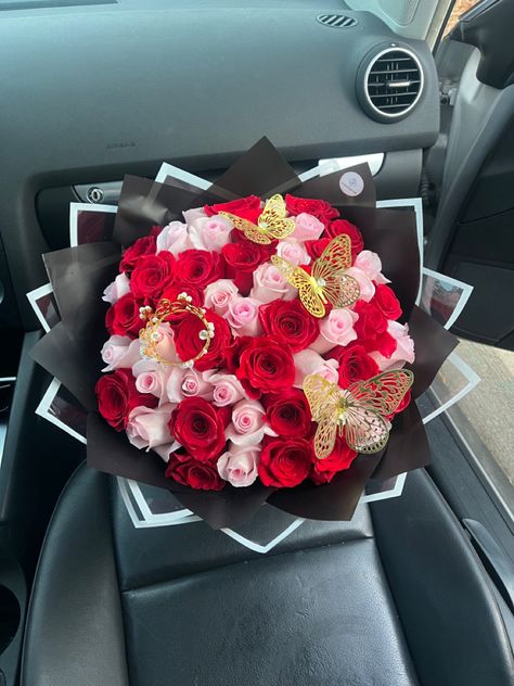 Ramo buchon, 50 roses, pink and red aesthetic Valentine Ramos, 50 Roses Bouquet, Flower Ramo, Pink And Red Bouquet, Pink And Red Aesthetic, Graduation Flower Bouquet, Ribbon Rose Bouquets, Ribbon Flowers Bouquet, Luxury Bouquet