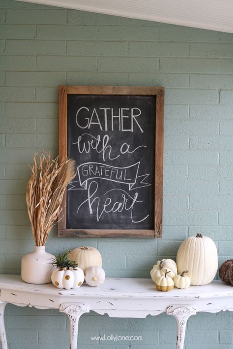 Bright and cheery EASY fall porch decorating tips! Plus FREE fall printable… Diy Fall Decor Ideas, Autumn Porch, Fall Chalkboard, Fall Front Porch Decor Ideas, Free Fall Printables, Small Porch, Diy Fall Decor, Dollar Store Hacks, Chalkboard Designs