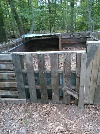 Repurposed pallet pig pen Diy Animal Pen, Pallet Pig House, Pallet Pig Pen Ideas, Building Pig Pens, Pig Pen Ideas Diy, Homestead Pig Pen, Diy Pig Pen, Pig Pins Ideas, Pig Pen Pallets