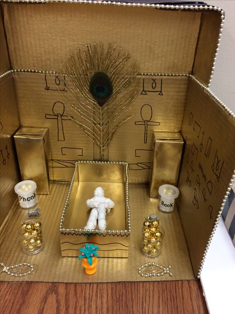 Mummy's tomb Ancient Egypt Mummy Project, Mummification Project For Kids, Egyptian Tomb Project, Egypt School Projects, Ancient Egypt School Project Ideas, Ancient Egypt Projects For Kids, Egypt Project Ideas, Egyptian Pyramid Project, Ancient Egypt Diorama