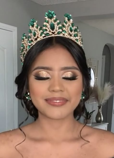 Brown Eye Makeup Quince, Makeup Inspo Quince, Quince Makeup Green Dress, Makeup Looks Quinceanera Gold, Makeup Ideas Natural Quince, Emerald Green Xv Makeup, Gold Makeup Looks Quinceanera, Makeup Look For Quinceanera, Gold Dama Makeup