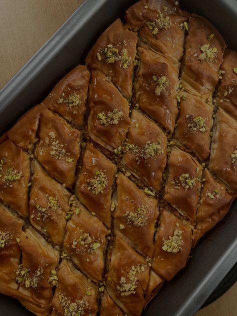 Knafeh Aesthetic, Iftar Aesthetic, Baklava Aesthetic, Ramadan Food Ideas, Dinner Night Aesthetic, Arabian Dessert, Ramadan Dinner, Easy Ramadan Recipes, Eid Aesthetic