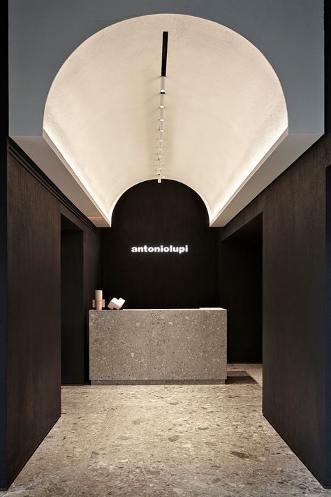 FRAME | A showroom that brings the architecture of Turkish baths to Milan Showroom Ceiling Design, Architecture Ceiling, Bath Showroom, Turkish Baths, Interior Ceiling Design, Fotografi Kota, Reception Counter, Plafond Design, Lobby Interior