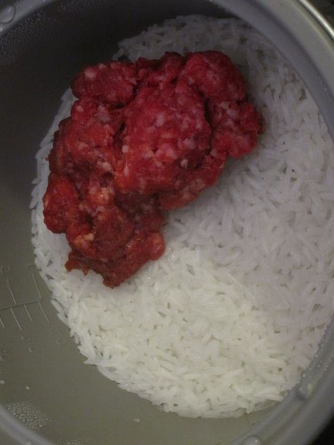 A Meal From a Rice Cooker : 9 Steps (with Pictures) - Instructables Cooking With A Rice Cooker, Rice Cooker Recipes Easy, Rice Cooker Meals, Multicooker Recipes, Aroma Rice Cooker, How To Cook Hamburgers, Student Residence, Ground Beef Rice, Cafeteria Food