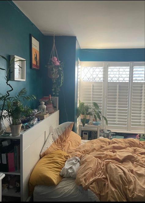 Bedroom Ideas Yellow And Blue, Dark Blue And Yellow Bedroom, Yellow And Blue Room Aesthetic, Green And Dark Blue Bedroom, Blue Aesthetic Room Ideas Bedrooms, Bedroom Aesthetic Cozy Blue, Blue Walls Room Aesthetic, Cozy Bedroom Blue Walls, Turquoise Bedroom Aesthetic