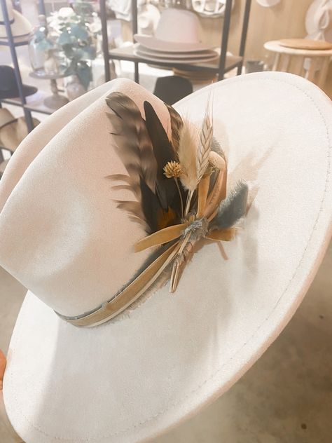 Custom Concert Hat - Etsy Hats With Cowboy Boots, White Western Hat, Decorated Western Hat, Customized Cowgirl Hats, Cowboy Hat Accessories, Cream Hat Outfit, Felt Hat Designs, White Fedora Hat Outfit, Custom Hats For Women