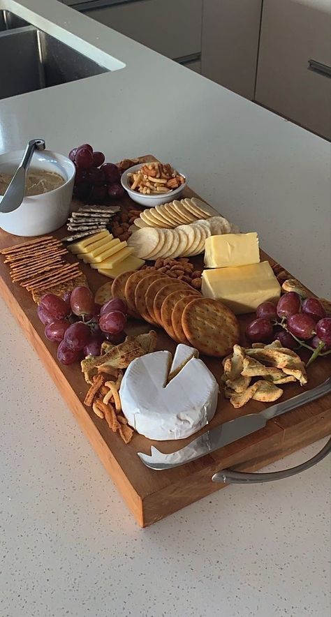 Aesthetic Food For Party, Cheese Wine Platter, Crackers And Cheese Aesthetic, Cheese Board No Meat, Aesthetic Food Party, Cheese Boards Aesthetic, Hosting Aesthetic Food, Cheese Board Platter, Wine And Cheese Board Aesthetic