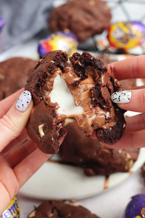 Creme Egg Stuffed Cookies! - Jane's Patisserie Cadbury Cream Egg Cookies, Creme Egg Recipe, Creme Egg Cookie, Crème Egg Cookies, Cadbury Creme Egg Cookies, Cadbury Caramel, Cookies Stuffed, Gourmet Cookie, Janes Patisserie