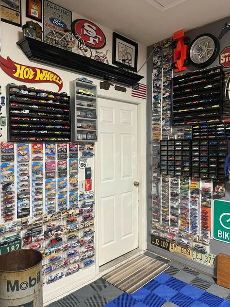 Hotwheel Car Wall Display, Hot Wheels Wall Display Ideas, Hot Wheels Wall Decor, Hotwheels Rooms, Hot Wheel Car Display Ideas Diy, Displaying Hot Wheels Cars, Cool Hot Wheels Display, Car Enthusiast Room Ideas, Hot Wheels Set Up