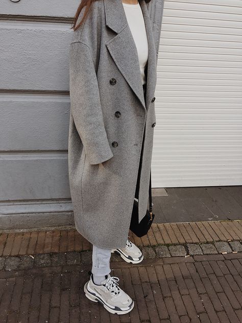 Balenciaga Track Sneakers Outfit, Balenciaga Triple S Outfit, Triple S Outfit, Balenciaga Outfit, Long Grey Coat, Iranian Women Fashion, Sophie Hulme, Future Wardrobe, Zara Fashion