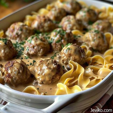 Swedish Meatballs with Egg Noodles - A Beloved Comfort Food Meatballs And Noodles, Hamburger And Potatoes, Meatball Dishes, Egg Noodle Recipes, Meatballs And Gravy, Swedish Meatballs, Beef Casserole, Beef Dinner, Egg Noodles