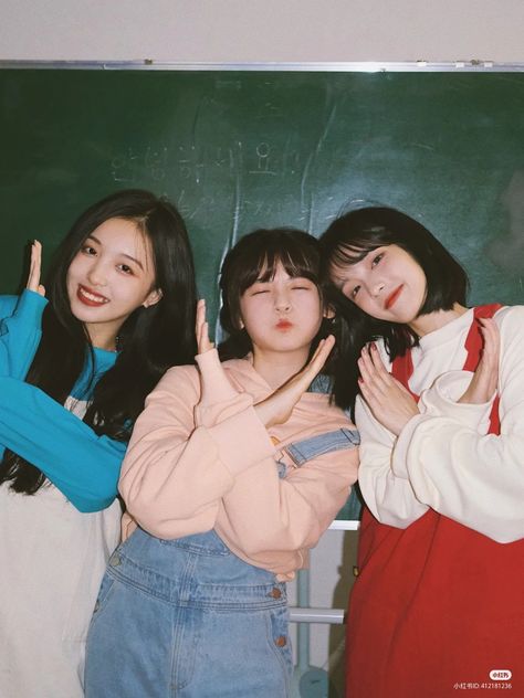 Trio Poses, Group Picture Poses, Sisters Photoshoot Poses, Friendship Photoshoot, Group Photography Poses, Group Poses, Friend Pictures Poses, Group Photography, Bff Photoshoot Poses