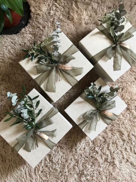 Black Gift Wrapping, Gift Wrapping Ideas Christmas, Wrapping Ideas Christmas, Christmas Gift Wrapping Ideas, Pretty Gift Wrapping Ideas, Wedding Gift Hampers, Wrapping Inspiration, Elegant Gift Wrapping, Bridal Gift Wrapping Ideas