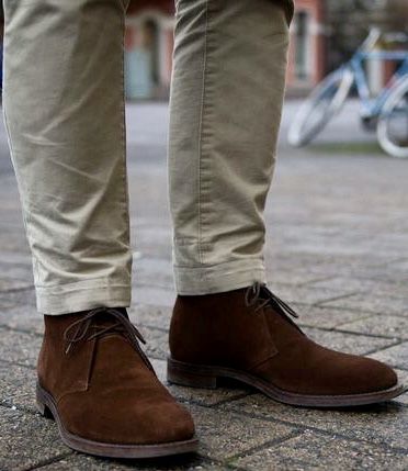 Brown Desert Boots Men Outfit, Brown Chukka Boots Outfit Men, Suede Chukka Boots Men Outfit, Desert Boots Men Outfit, Brown Desert Boots, Chukka Boots Outfit, Brown Chukka Boots, Vans Shoes Fashion, Desert Boot