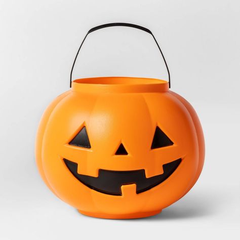 Boo Basket Ideas – lean green mama machine Haunted Halloween Party, Pumpkin Pail, Halloween Baskets, Candy Bucket, Plastic Pumpkins, Large Pumpkin, Halloween Favors, Halloween Tattoo, Halloween Treat Bags