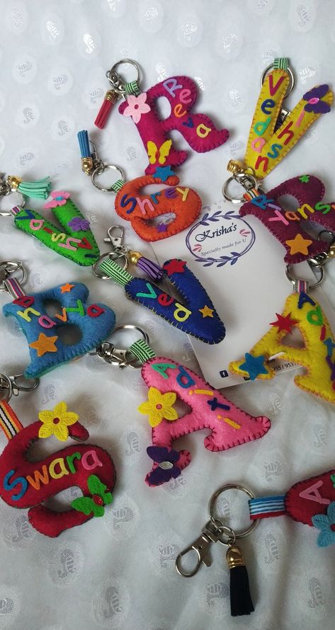 Diy Keyring Ideas, Keychain With Name, Diy Keyring, Felt Keychain, Felt Name, Fabric Crafts Diy, Crochet Hair Accessories, Fabric Letters, Handmade Charms