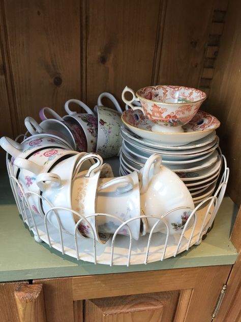 Teacup Display Ideas Diy, Teacup Storage Ideas, Diy Teacup Display, Tea Set Storage Ideas, Tea Cup Storage Ideas, Tea Cup Collection Display, Displaying Tea Cups And Saucers, Tea Cup Organization, Teacup Organization