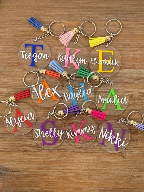 Diy Keychain Ideas Cricut, Key Chains With Cricut, Cricut Verjaardag, Portachiavi Plexiglass Cricut, Vinyl Keychain Ideas, Acrylic Keychains Diy Cricut, Cricut Keychains Diy Acrylic, Vynal Projects, Cricut Keychain Ideas