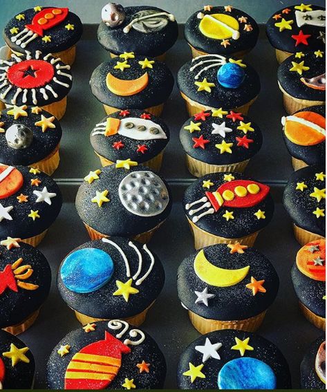 Cupcake Space Theme, Rocketship Cupcakes, Space Birthday Cupcakes, Space Cupcakes Birthday, Space Theme Cupcakes, Rocket Cupcakes, Space Themed Cupcakes, Planet Cupcakes, Space Theme Party Food