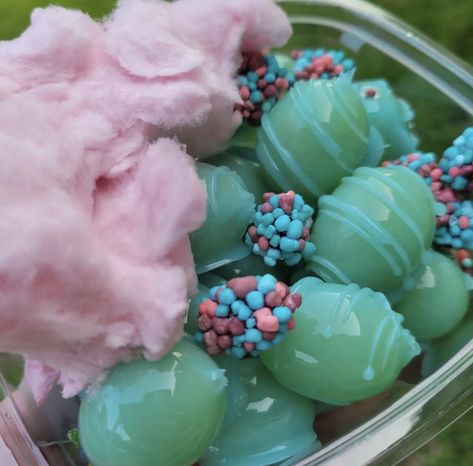 #cottoncandy #candy #blue #grapes #candiedgrapes Cotton Candy Fruit, Grape Deserts, Candy Coated Grapes, Cracked Grapes, Chocolate Covered Grapes, Candy Fruits, Candied Grapes Recipe, Candied Fruit Recipes, Baking Party Ideas