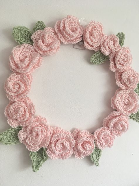 Popular Sweaters, Diy Crochet Rose, Crochet Wreath Pattern, Roses Au Crochet, Crochet Puff Flower, Crochet Rose Pattern, Crochet Shell, Christmas Easy, Crochet Wreath