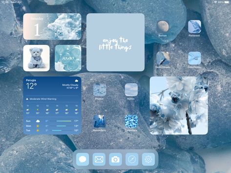 Ipad Home Screen Layout Aesthetic Blue, Ipad Wallpaper Ideas Ios 17, Tablet Aesthetic Homescreen, Aesthetic Ipad Homescreen Layout Blue, Blue Ipad Icons, Ipad Homescreen Ideas Aesthetic College, Aethetics Picture Wallpaper Laptop, Ipad Blue Aesthetic, Blue Ipad Theme