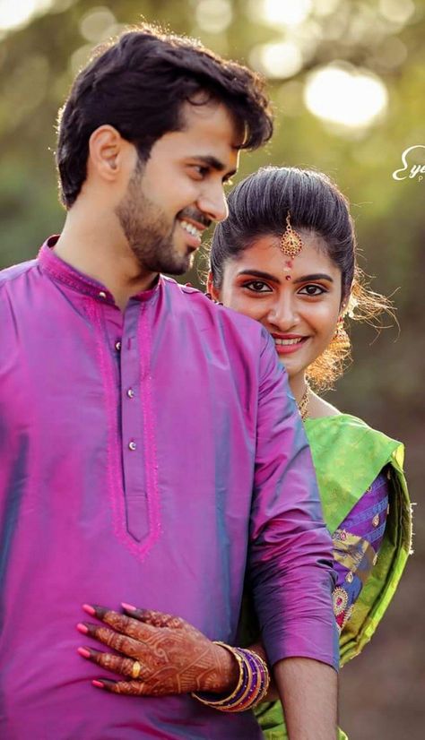 Outdoor Poses For Couples, Couple Photo Poses In Saree, Village Couple Photography, Photoshoot Poses Wedding, Poses Wedding Photography, Village Couple, Romantic Couple Photoshoot, Prewedding Pose, Couple Poses Wedding