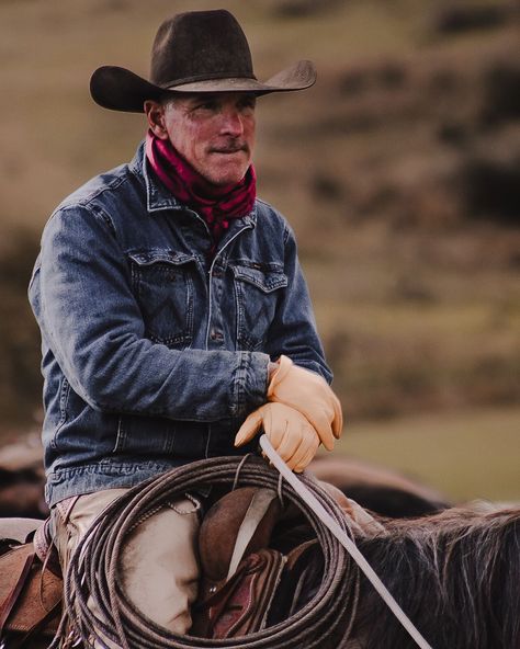 “Be the best at whatever you do, but first make sure that what you are doing is for the best.” – Shon Mehta 📷: Kate Truax Photography featuring Richard Boatwright of B1 Horsemanship #westernlifetoday #westernlife #cowboy #cowboylife #horseman #horsetraining #ranching #ranchlife Cowboy Bandana, Cowboy History, Ranch Riding, Rodeo Cowboys, Western Culture, Boys Life, Western Life, Western World, Dude Ranch