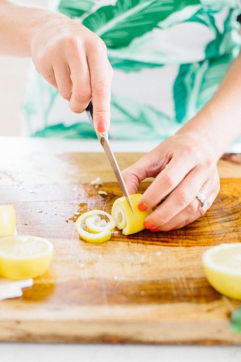 Lemon Twist Garnish, Lemon Water Health Benefits, Boil Lemons, Lemon Water Before Bed, Treat Burns, Lemon Juice Benefits, Water Health Benefits, Hot Lemon Water, Lemon Health Benefits