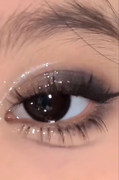 Soft Prom Makeup Hooded Eyes, Simple Black Makeup Looks, Simple Black Eye Makeup, Dark Ethereal Makeup, Soft Dark Makeup, Makeup Looks For Hooded Eyes, Black Eye Makeup, Floral Makeup, Soft Makeup Looks