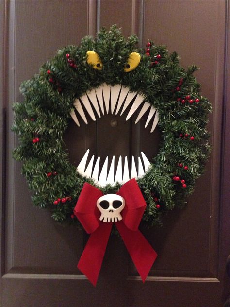 Christmas Reef, Nightmare Before Christmas Wreath, Diy Halloween Dekoration, Nightmare Before Christmas Tree, Diy Halloween Party, Nightmare Before Christmas Decorations, Man Eating, Creepy Christmas, Nightmare Before Christmas Halloween