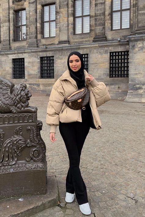 winter coat trends 2020: neutral puffers Hijabi Wardrobe, Hijabi Fashion Winter, Halal Mode, Hijabi Streetwear, Winter Coat Trends, Modest Winter Outfits, Islamic Clothes, Puffer Jacket Outfit, Estilo Hijab