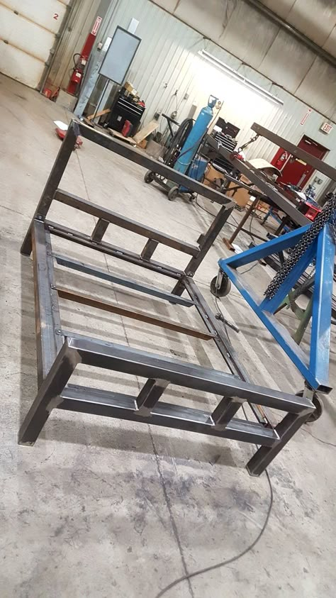 Metal Bed Frame With Headboard, Welding Projects Furniture, Welded Projects Ideas, Welding Bed Ideas, Welded Bed Frame, Steel Bed Frame Ideas, Welding Furniture Projects, Metal Bed Frame Ideas, Welding Furniture