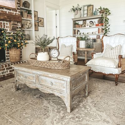 Chic Coffee Table, Style Coffee Table, Painted Cottage, Farmhouse Decor Living Room, Antique Farmhouse, Farmhouse Living, Cottage Decor, Decoration Design, Country Cottage