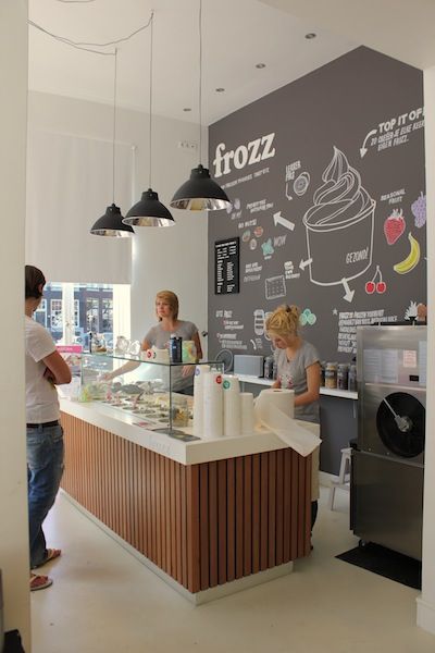 Heladeria Bright Drawings, Popsicle Shop, Bar Deco, Ice Cream Business, Bakery Design Interior, Yogurt Bar, Frozen Yogurt Shop, Yogurt Shop, Coffee Shop Interior Design