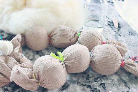 How to Make Wool Dryer Balls with Raw Wool • Lake and River Studio Raw Wool Ideas, Raw Wool Projects, Diy Wool Crafts, Wool Processing, Wool Garland, Girl Hacks, Roving Wool, Diy Wool, Wool Hats