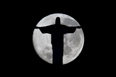 Full moon in Rio. Cool Jesus, Jesus Background, Christ The Redeemer Statue, Holy Art, Android Theme, Shoot The Moon, Christ The Redeemer, Jesus Wallpaper, Simple Wallpapers